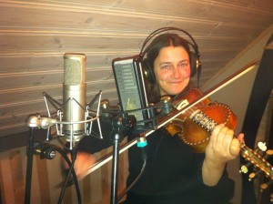 Britt Elise i gang med Hardingfela.