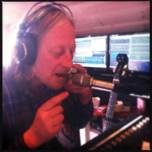 Kyrre er som poteten. Her spiller han munnharpe.